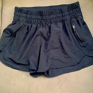 Lululemon black HOTTY HOT SHORT II *LONG 4"